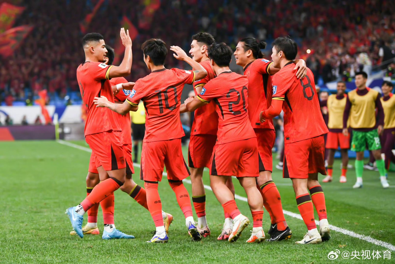 足球赛场上众多球队竞逐胜利,角逐激烈 足球赛场上众多球队竞逐胜利,角逐激烈