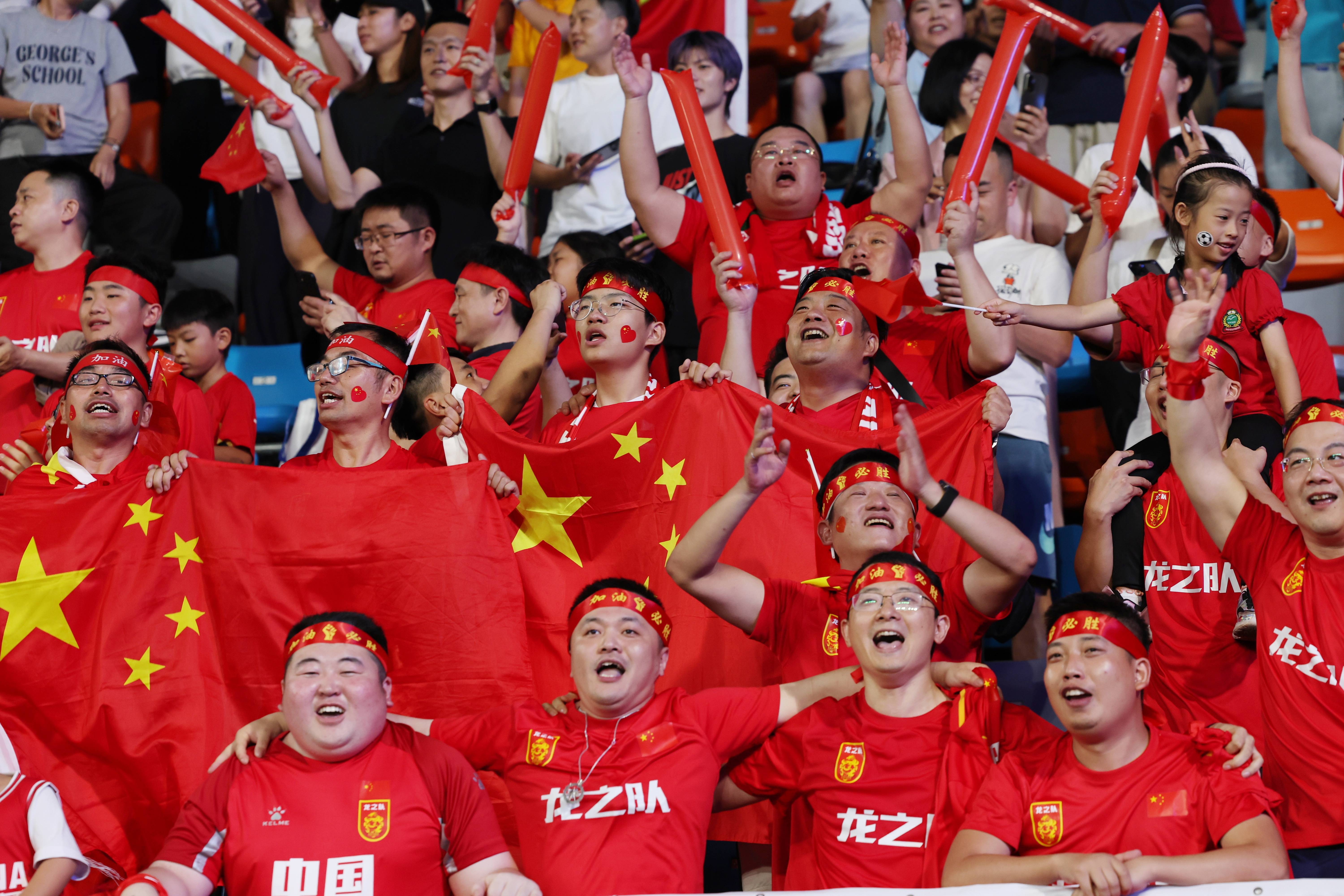 世界女足比拼中,中国队斩获第一名,实力强劲 世界女足比拼中,中国队斩获第一名,实力强劲